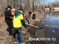 Семейные команды школ № 2 и 7 города Кызыла помогли "экорыбалкой" очистить протоку в Национальном парке