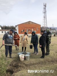 ТываСвязьИнформ: связисты Самагалтая участвовали в озеленении будущей Аллеи Матерей