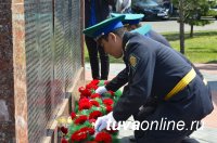 В Кызыле прошла церемония возложения венков Мемориалу воинов-победителей в Великой Отечественной войне