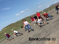 В Туве в День молодежи волонтеры убрали от мусора "Гору любви"