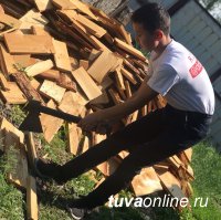 "Добрые сердца Тувы" помогли по хозяйству вдове фронтовика