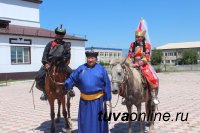 В тувинском селе в День семьи, любви и верности зарегистрирована свадьба археологов из Санкт-Петербурга по тувинским национальным обычаям