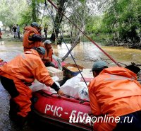 Жителей села Хондергей Дзун-Хемчикского района Тувы через размытые участки подъездной дороги к селу перевозят спасатели