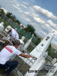 "Добрые сердца Тувы" привели в порядок захоронение Героя Советского Союза Василия Полещука (1918-1952)