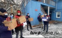 В Туве активисты ОНФ передали станции скорой помощи Кызыла новогодние подарки от спонсоров