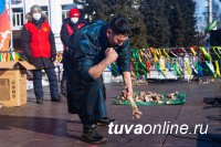 В Туве во II соревнованиях по разбиванию хребтовой кости вновь победил чемпион прошлого года Айдыс Кыргыс из Эрзина