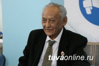 Народный писатель Тувы Кара-Куске Чооду принимает поздравления с 85-летием