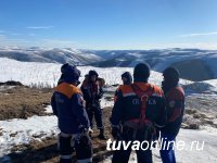 В Туве для спасения людей выполнили сложную технически загрузку в воздухе в вертолет пострадавших из перевернувшегося в тайге Урала