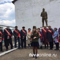 Потомки легендарного борца и воина-кавалериста Бегзи-Хуурака Донгака установили 9 мая памятник герою в сумоне Хендерге (Тува)