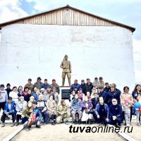 Потомки легендарного борца и воина-кавалериста Бегзи-Хуурака Донгака установили 9 мая памятник герою в сумоне Хендерге (Тува)