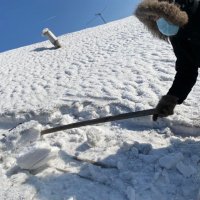  «Добрые Сердца Тувы» помогли очистить от снега крышу дома 82-летней жительницы пгт Каа-Хем 