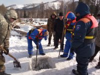 В Туве ищут мужчину, который провалился под лед