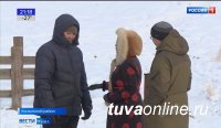 Сенатор Дина Оюн подарила к Шагаа верблюдоводу Радию Байкара солнечную батарею