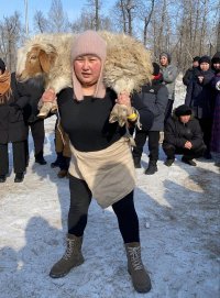 В Туве на праздничных состязаниях к Шагаа мама особенного ребенка Аиза Идам-Сюрюн присела с бараном на плечах 60 раз!