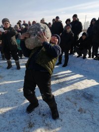 В Туве на праздничных состязаниях к Шагаа мама особенного ребенка Аиза Идам-Сюрюн присела с бараном на плечах 60 раз!