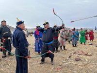 На открытии сезона конных скачек в Туве участники и болельщики собрали более 1 млн. рублей в поддержку участников СВО