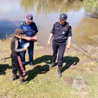 В Сарыг-Сепе оштрафованы родители ребенка, который купался на водоеме в одиночестве