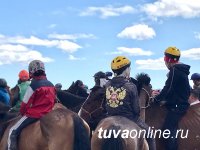 Восьмой раз в скачках на Наадыма на самой престижной дистанции в 30 км первенствовала лошадь Улуг-Хемского табунщика Байыра Доржу