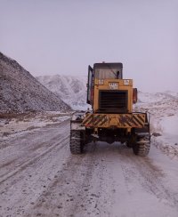 Дорожная спецтехника очищает от снега дороги Монгун-Тайги