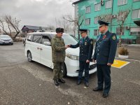 В Туве таможенники передали конфискованный автомобиль на фронт СВО