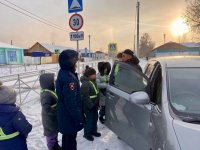 В городе Чадане в Туве маленькие пешеходы напомнили, как важно «светиться» на дороге